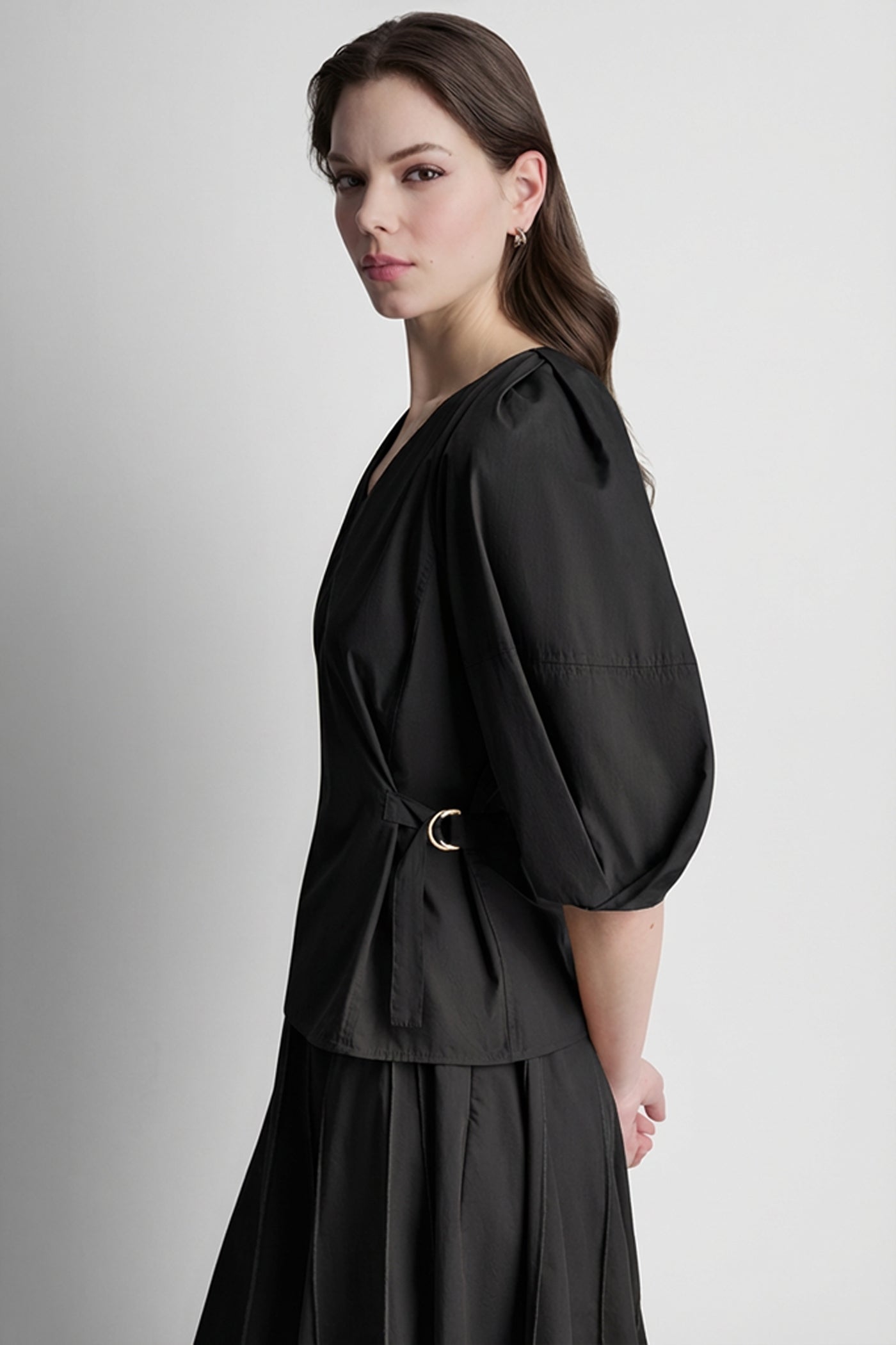 3/4 BARREL SLEEVE V-NECK TOP