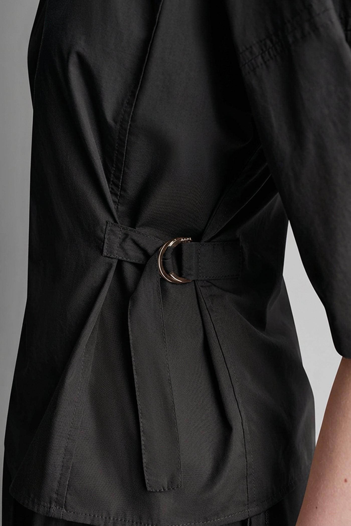 3/4 BARREL SLEEVE V-NECK TOP