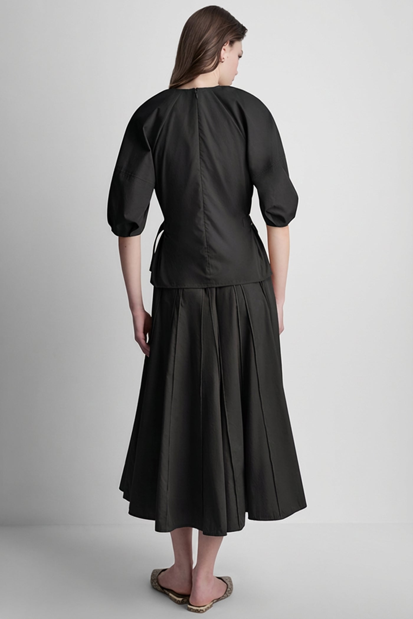 3/4 BARREL SLEEVE V-NECK TOP