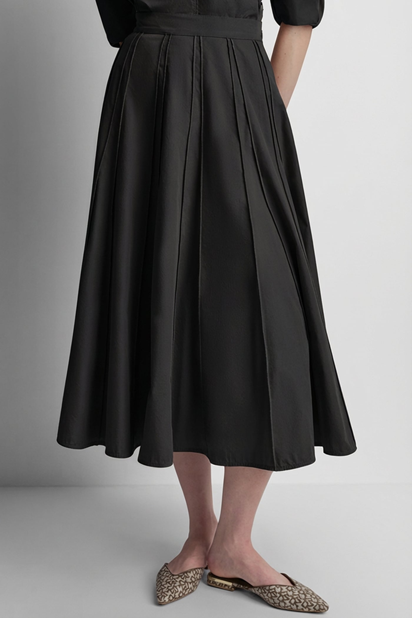 SEAMED PLEATED MIDI SKIRT