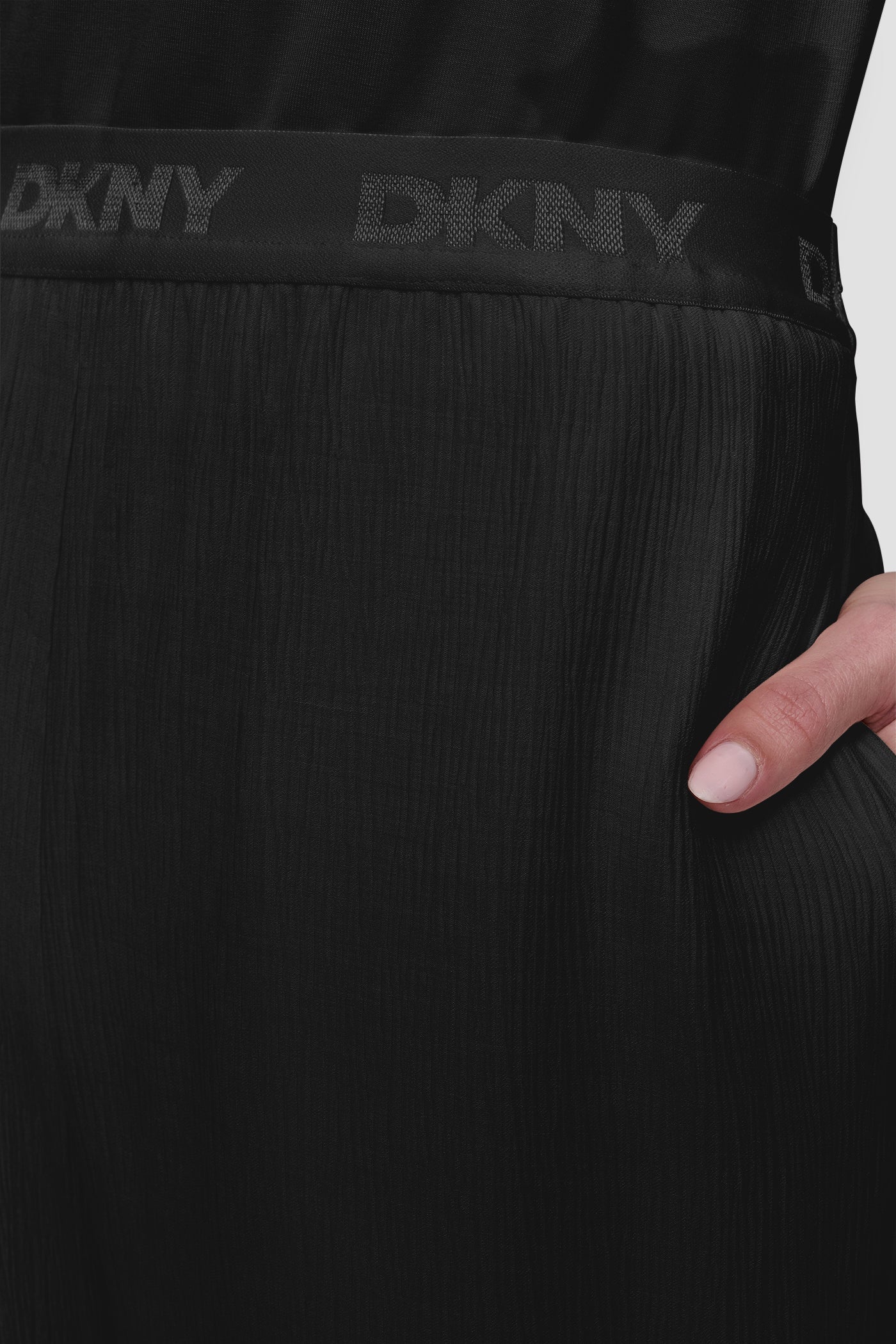 بنطال واسع الساقين مع شعار الماركة 