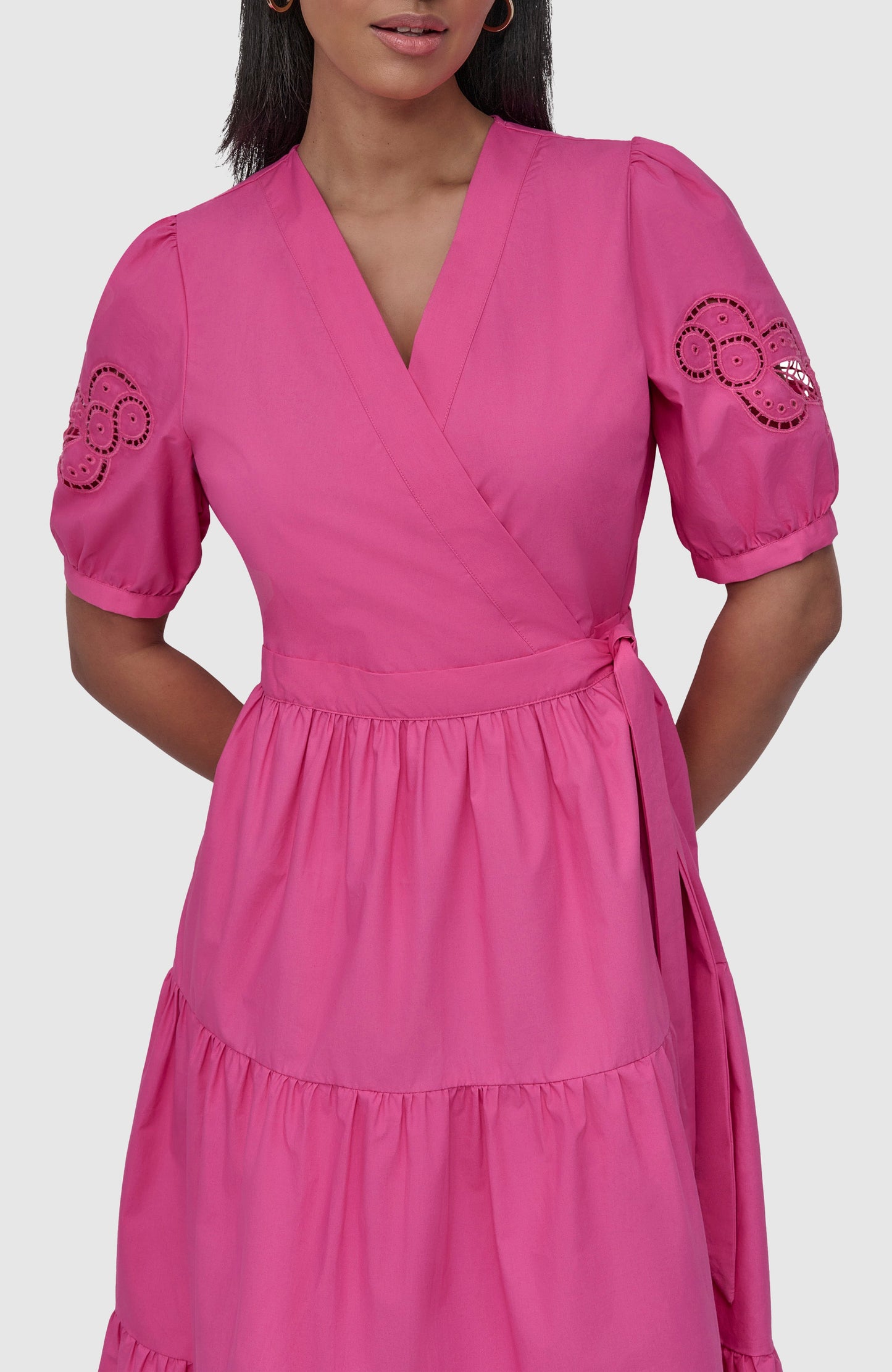 SHORT-SLEEVED TIERED POPLIN MIDI DRESS