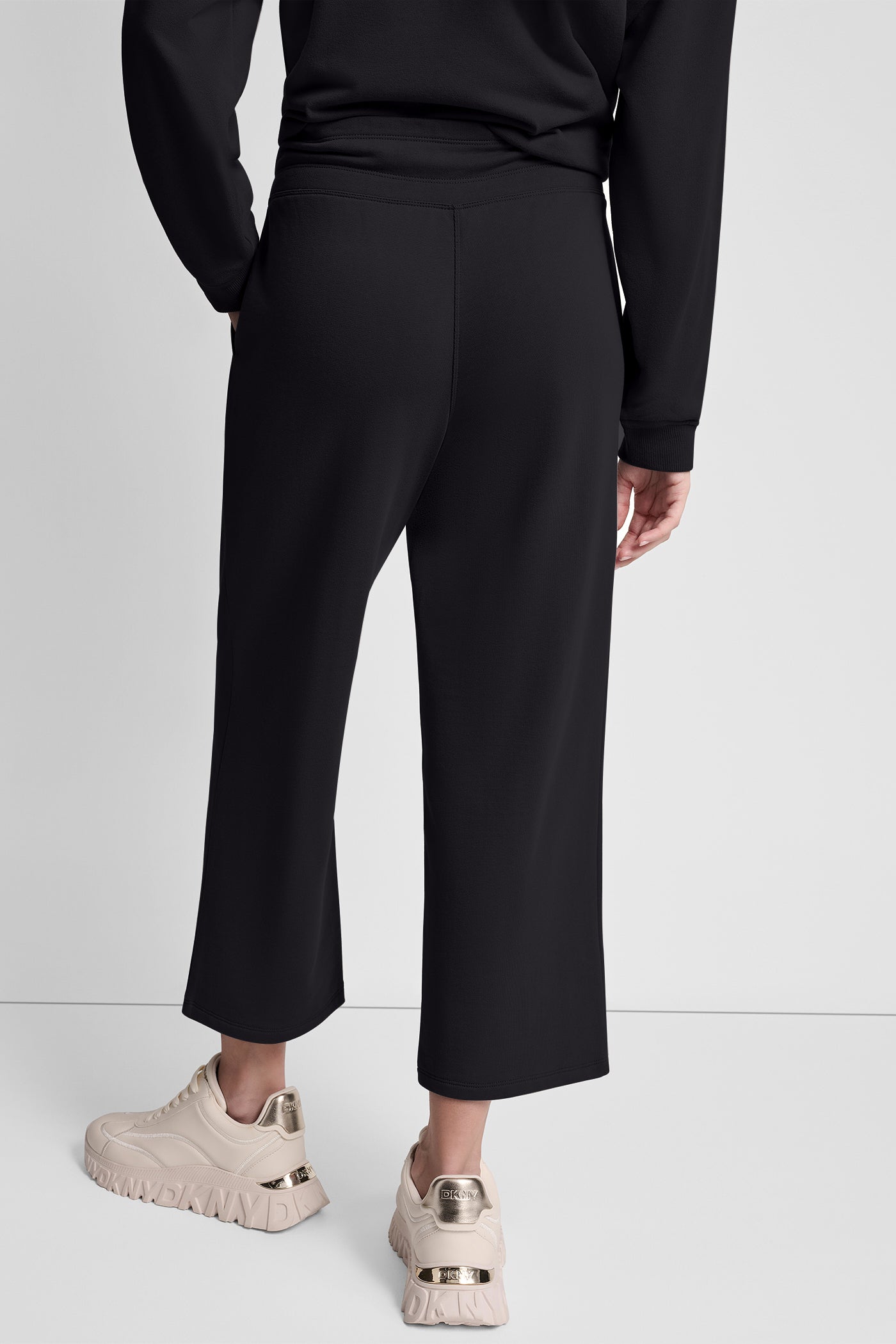 بنطال بخصر مرتفع بشعار بارز بلمسة معدنية