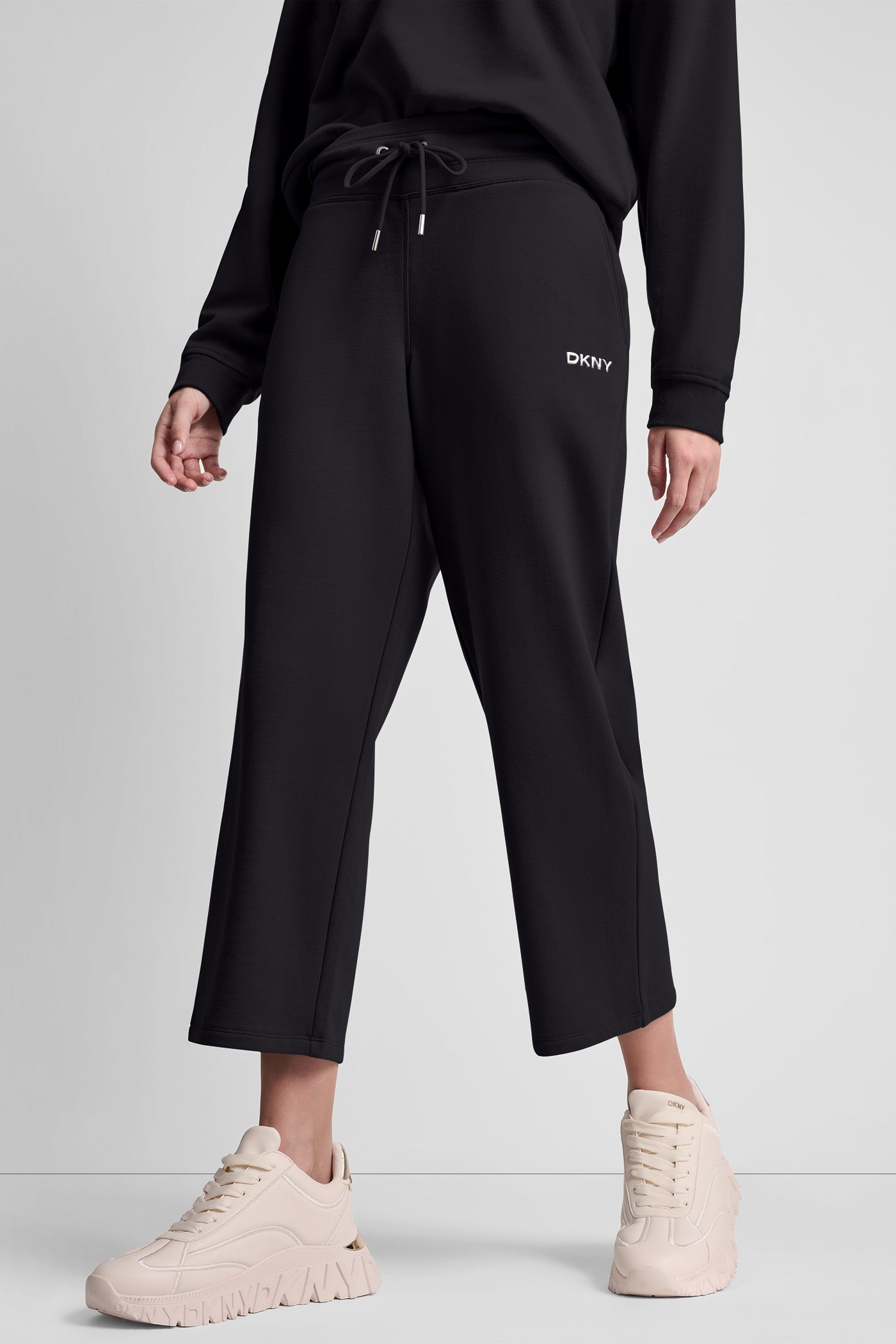 بنطال بخصر مرتفع بشعار بارز بلمسة معدنية