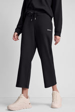 بنطال بخصر مرتفع بشعار بارز بلمسة معدنية