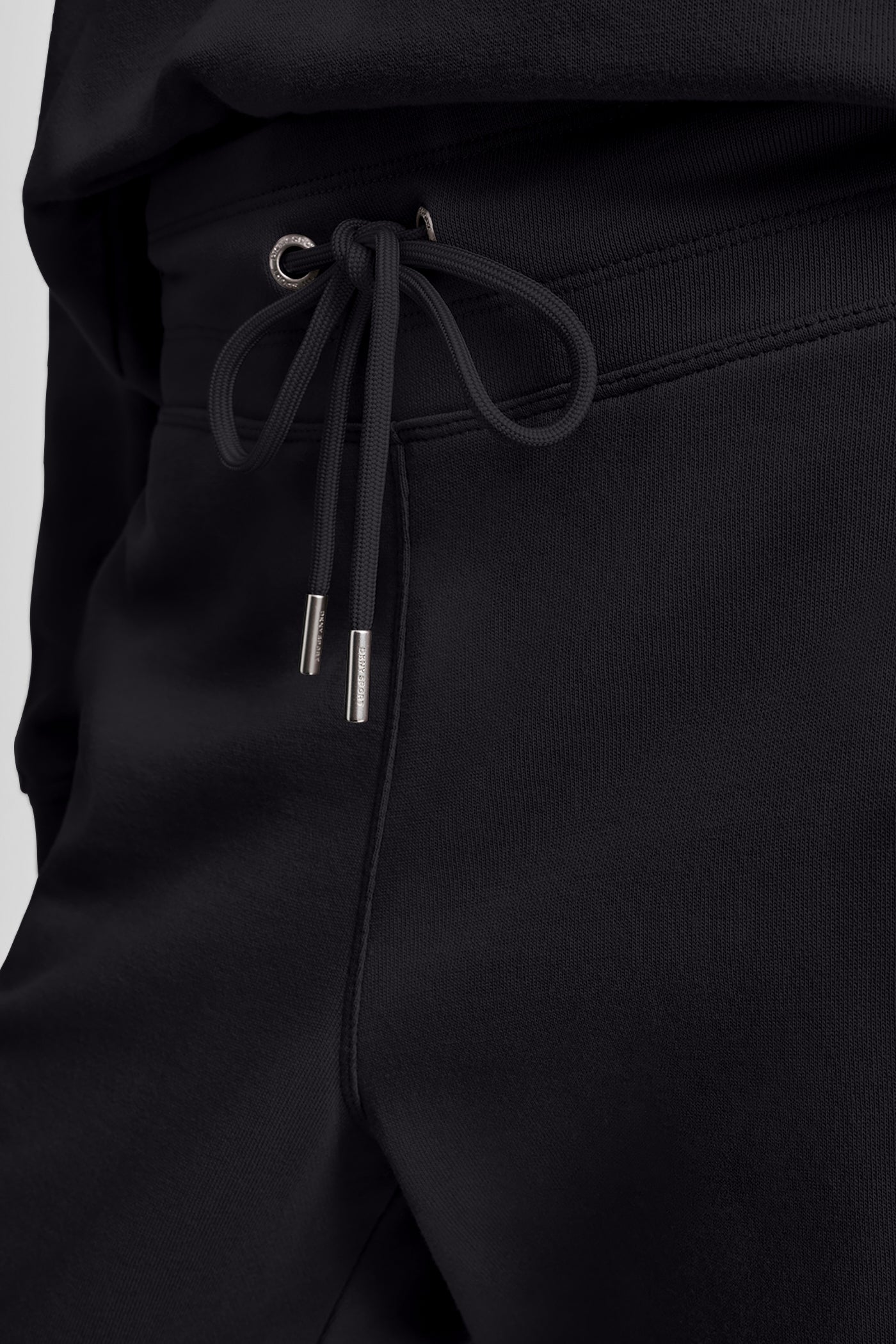 بنطال بخصر مرتفع بشعار بارز بلمسة معدنية