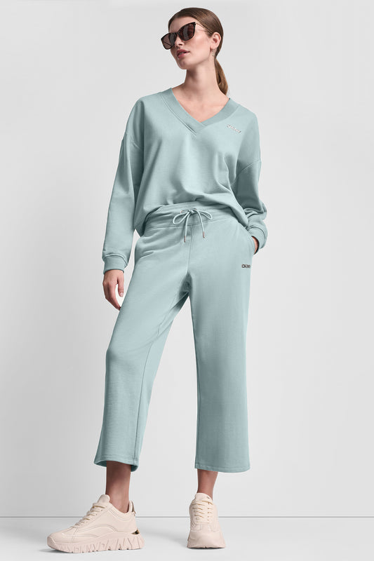 بنطال بخصر مرتفع بشعار بارز بلمسة معدنية