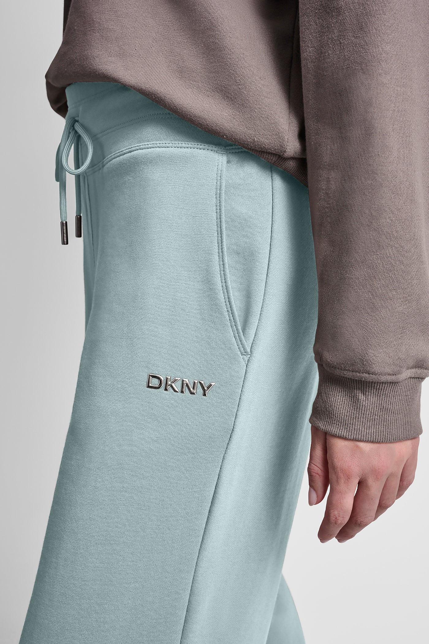 بنطال بخصر مرتفع بشعار بارز بلمسة معدنية