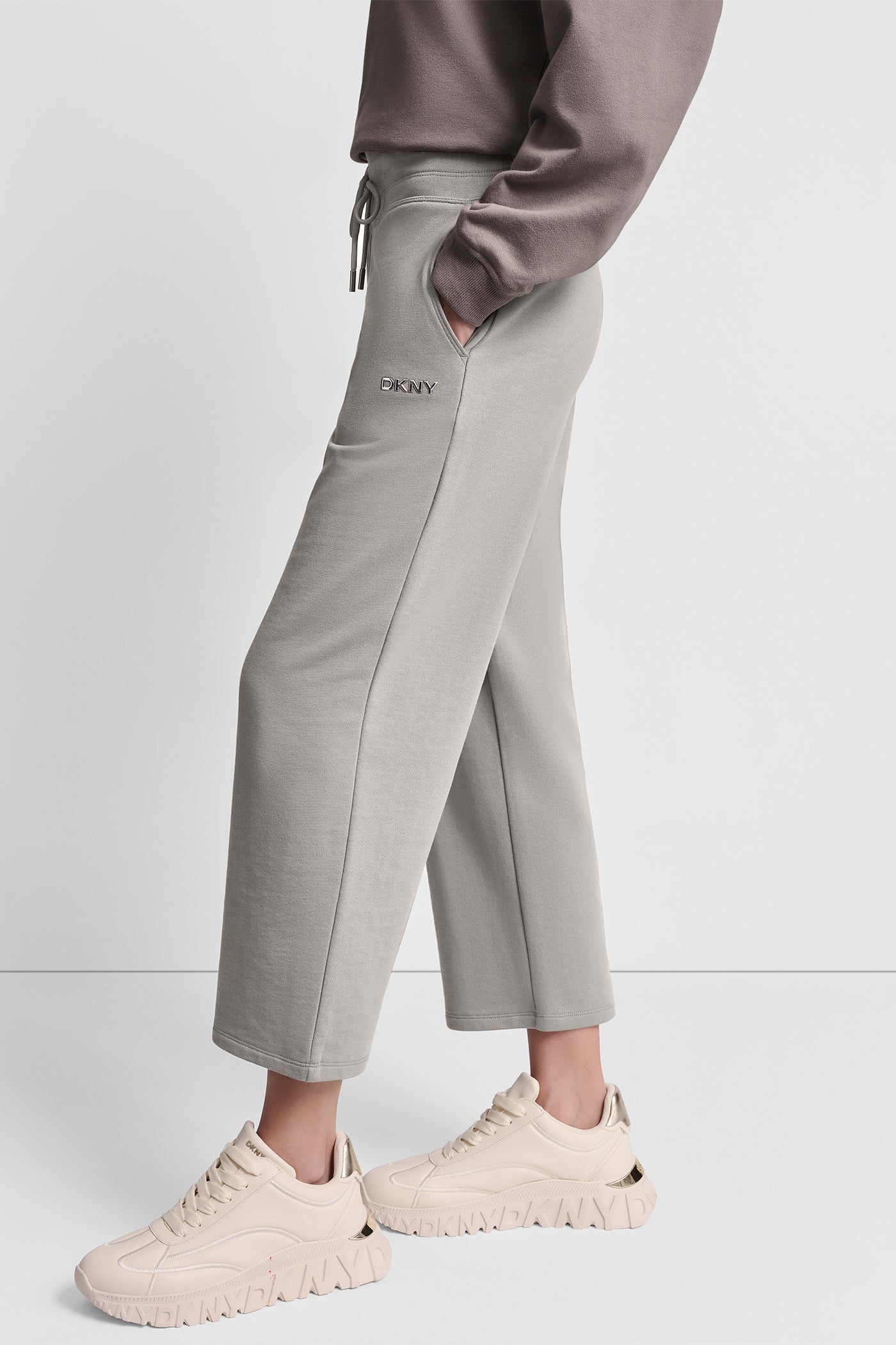 بنطال بخصر مرتفع بشعار بارز بلمسة معدنية