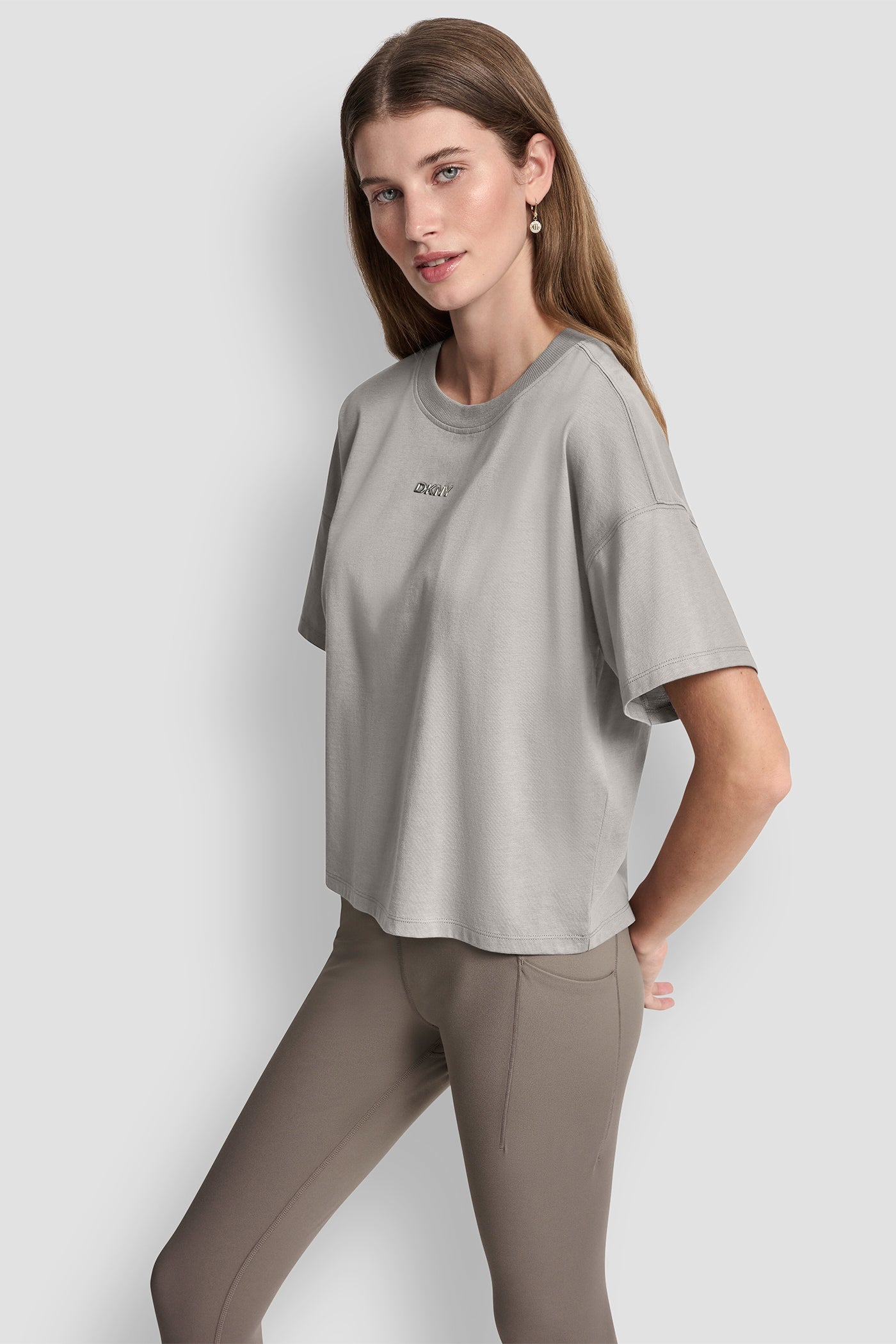 تيشيرت بشعار بارز بلمسة معدنية