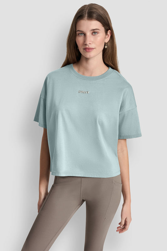 بلوزة بشعار بارز بلمسة معدنية