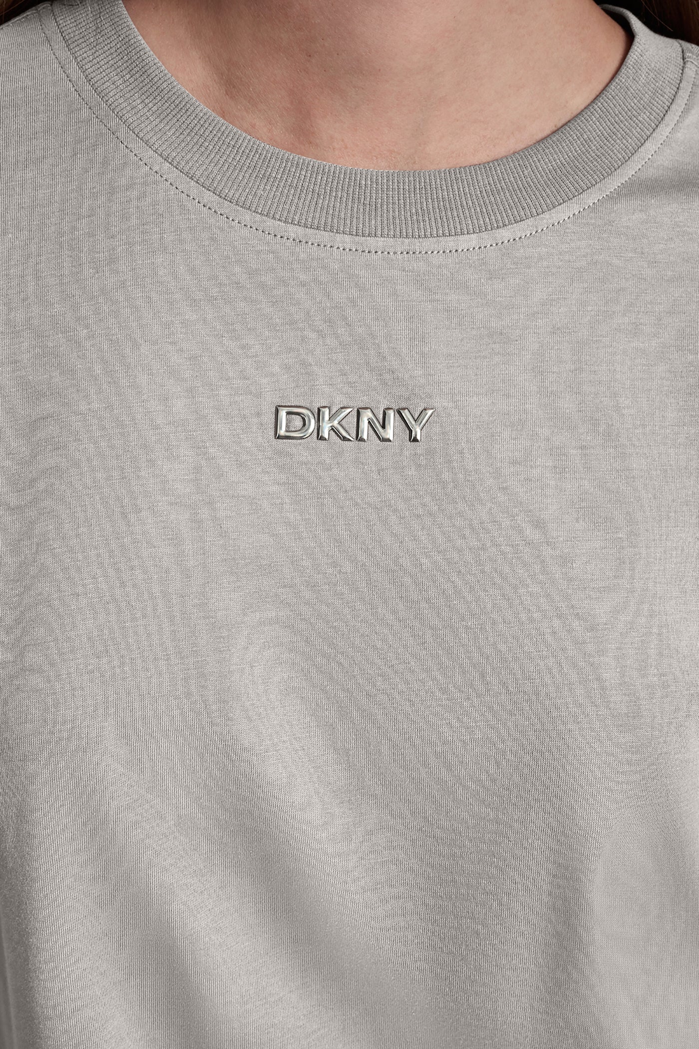 تيشيرت بشعار بارز بلمسة معدنية