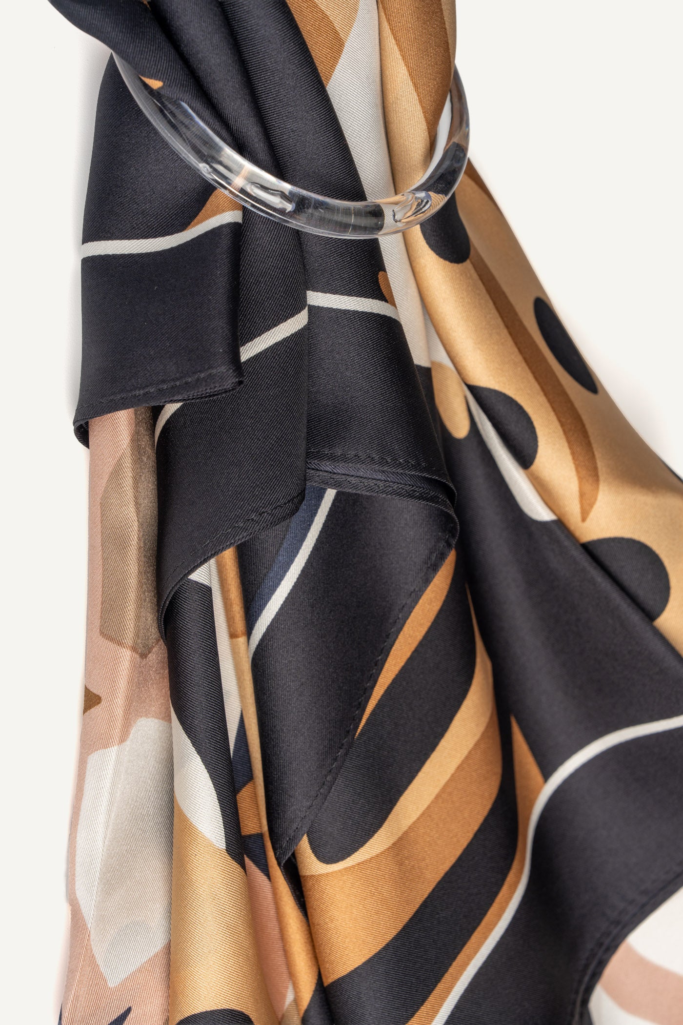 وشاح رمضاني مستطيل DKNY × دينا سعدي