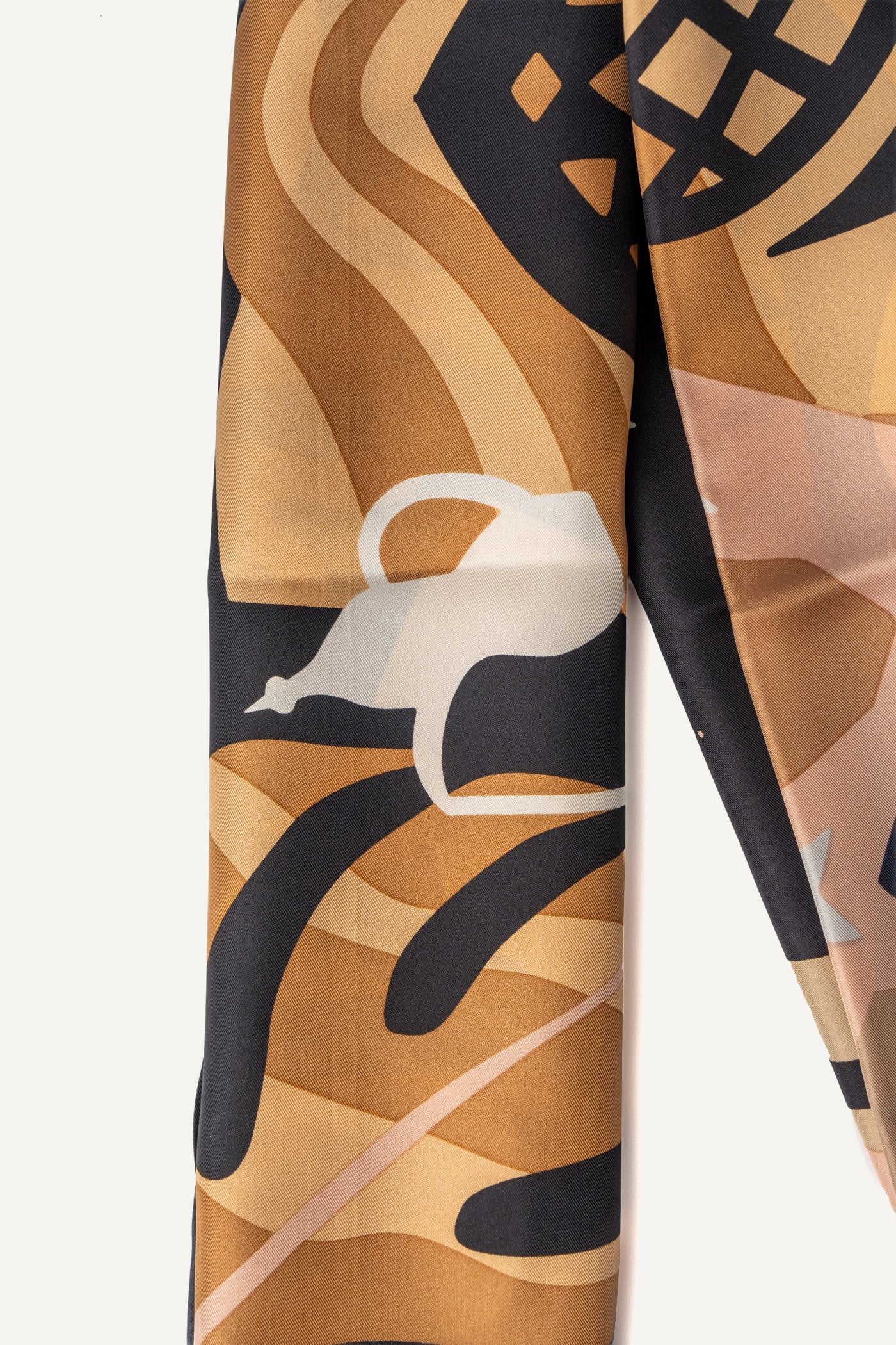 وشاح رمضاني مستطيل DKNY × دينا سعدي